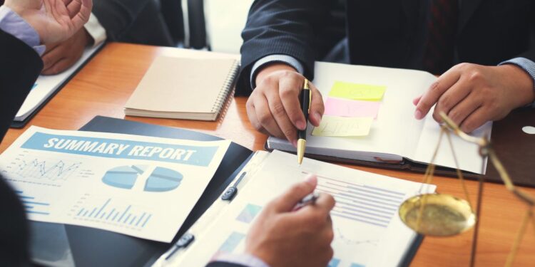 Các yếu tố ảnh hưởng đến chi phí thuê luật sư