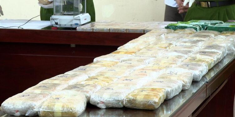 Hồ sơ đề nghị cấp giấy phép vận chuyển chất ma túy bao gồm những gì? Thời hạn của Giấy phép vận chuyển chất ma túy là bao lâu?